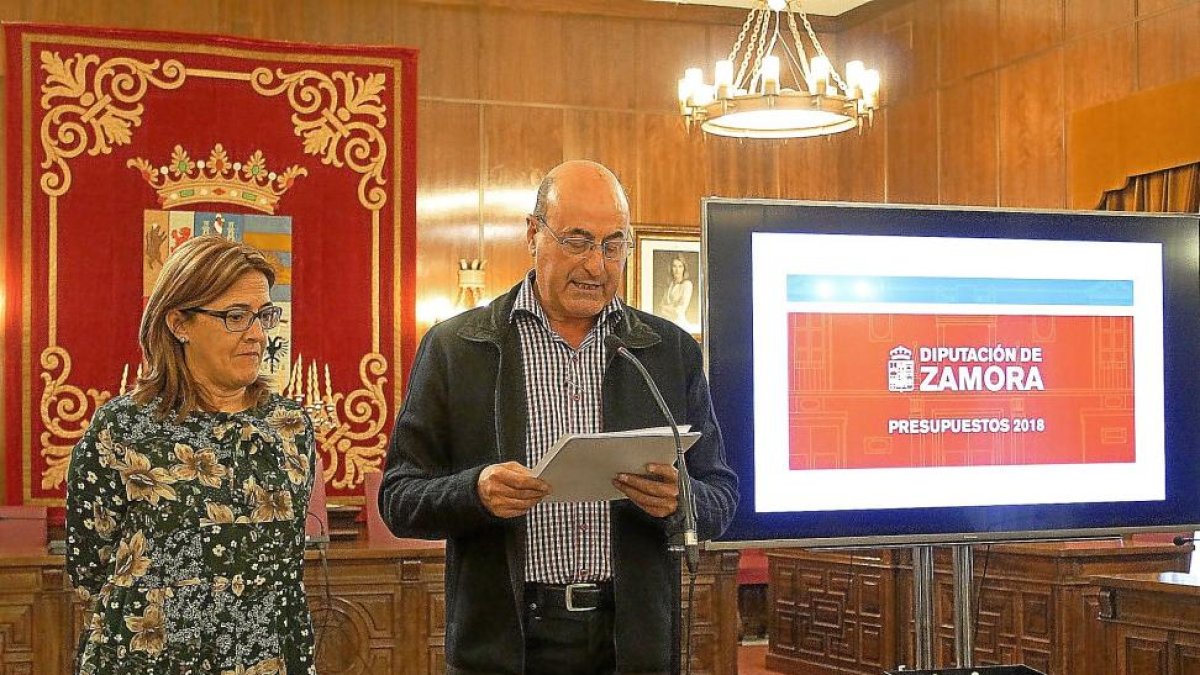 Mayte Martín y el responsable del área económica, Antonio Iglesias.-ICAL