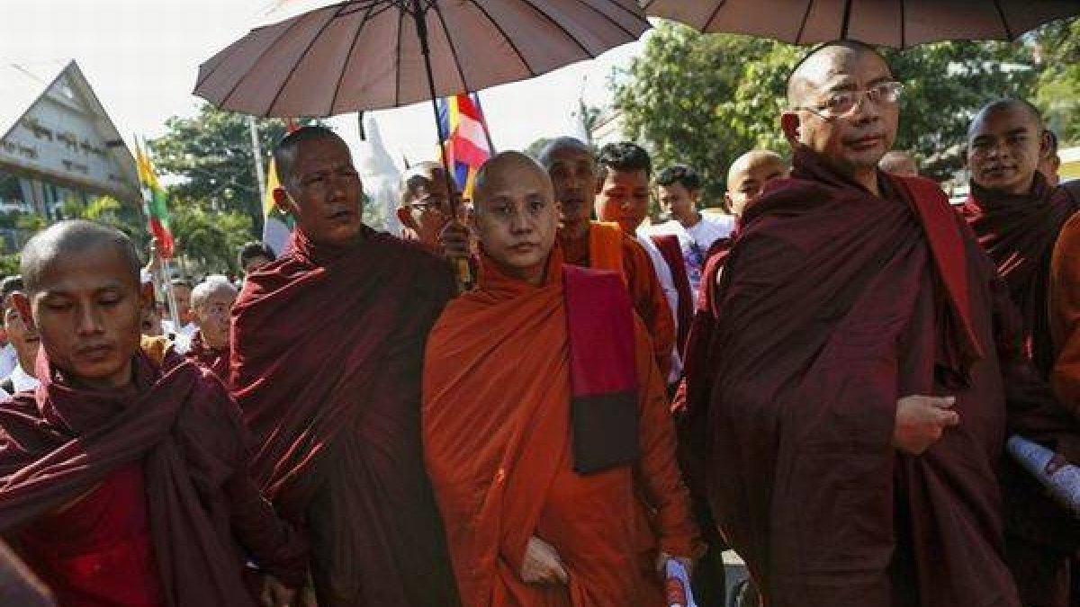 El monje Wirathu durante una protesta por la visita a Birmania de la enviada de la ONU, Yanghee Lee.-Foto: REUTERS