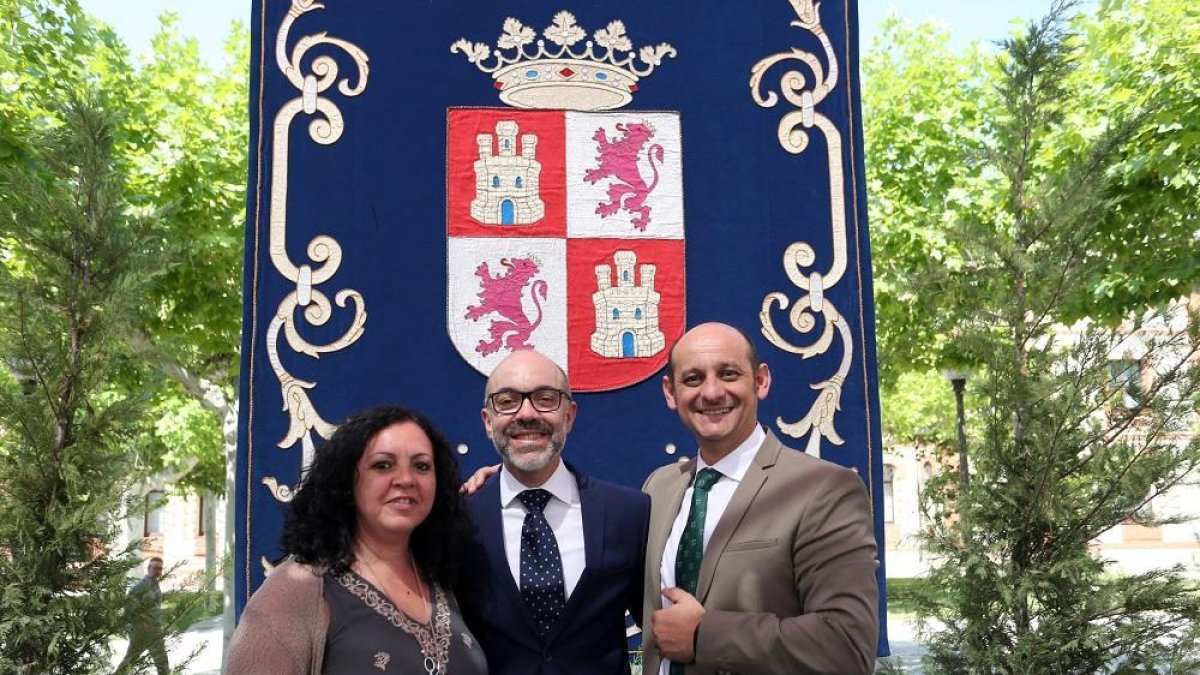 El consejero de Cultura y Turismo, Javier Ortega, posa junto a su hermana y su primo tras tomar posesión de su cargo-ICAL