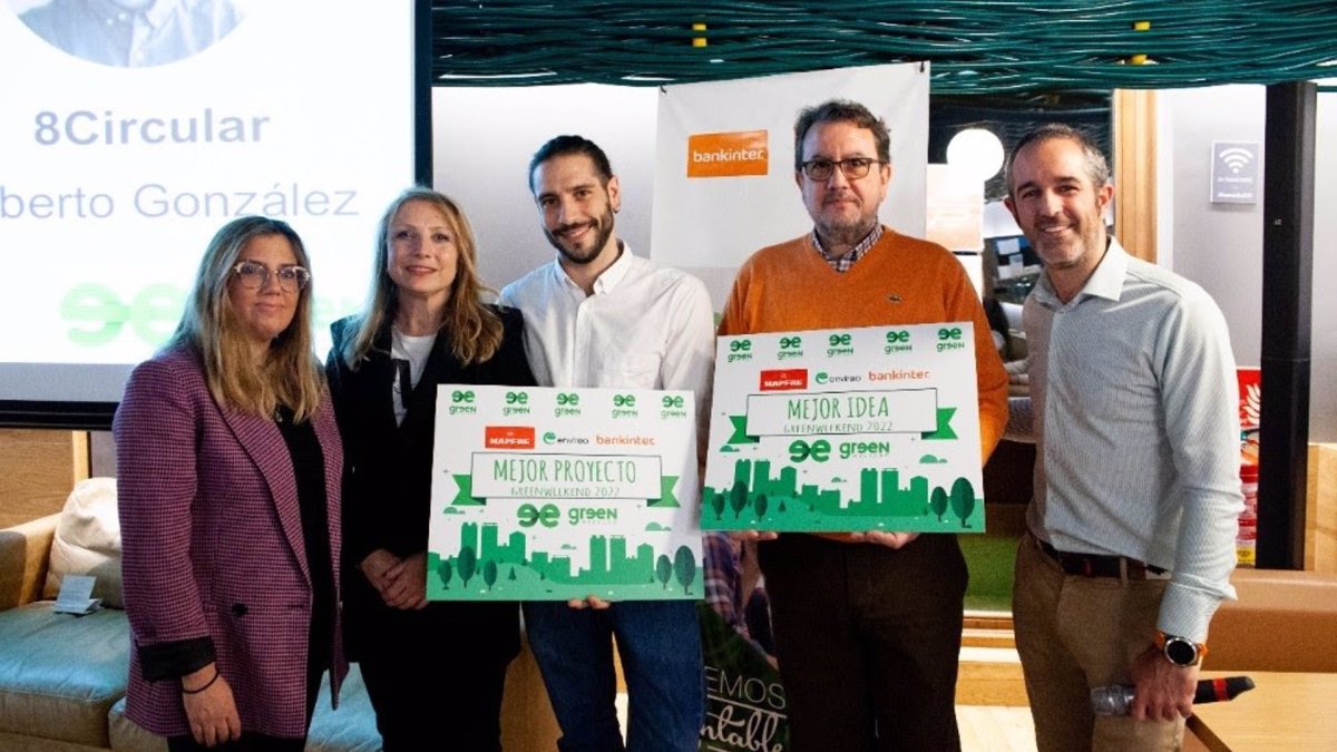 Ceremonia de entrega de Greenweekend 2022 con Sara Fernández (Mapfre), Raquel Azcárraga (Bankinter), Alberto González. (8 Circular), Tomás Urdiales (Hábitat Circular) y Agustín Valentín-Gamazo (Enviroo) - ENVIROO