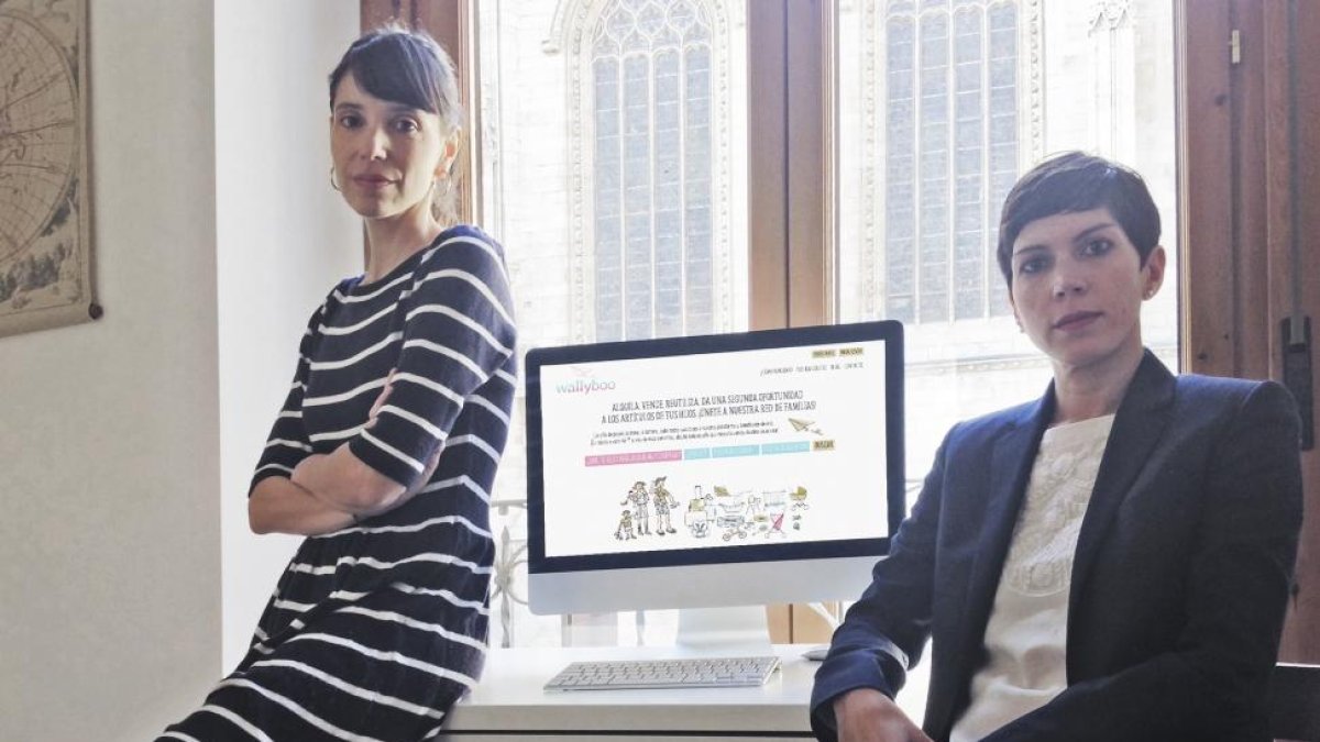 Merche Solé y Elisa Chamorro, creadoras de la plataforma leonesa Wallyboo destinada a la compra, venta y alquiler de productos de puericultura.-EL MUNDO
