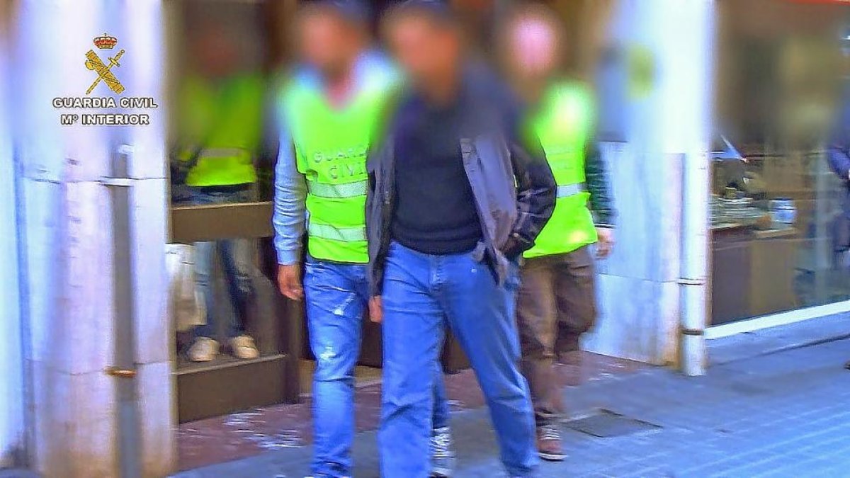 Uno de los 102 detenidos de la Operación ‘Pilumnus’ en el momento del arresto por parte de la Guardia Civil.-E.M.