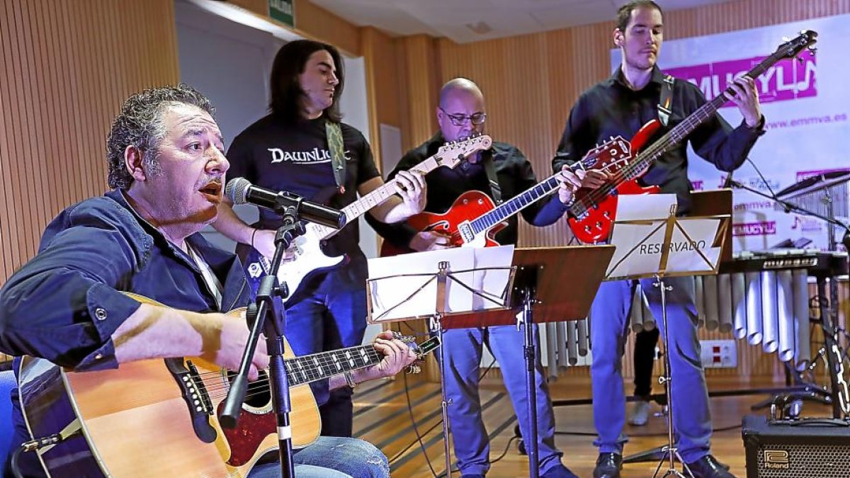 Carlos Goñi interpreta una de sus canciones junto a profesores de la Escuela Municipal de Música ‘Mariano de las Heras’.-J.M.LOSTAU