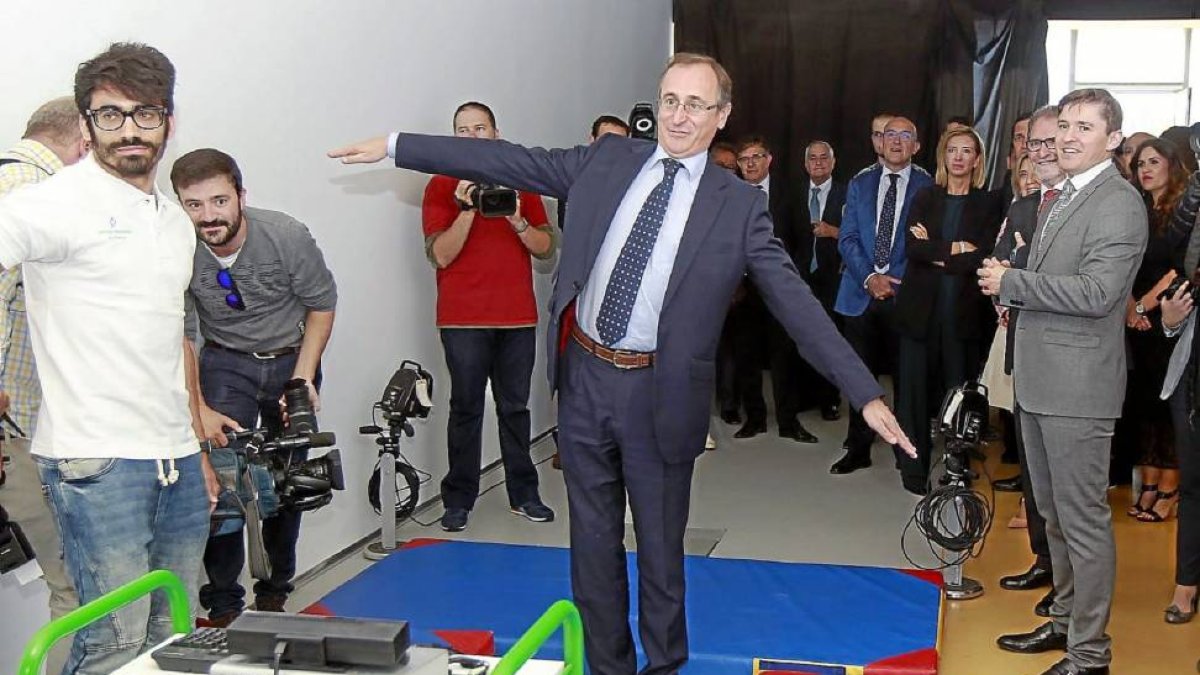 El ministro recorrió las instalaciones y el gimnasio de Aspaym.-J.M. Lostau