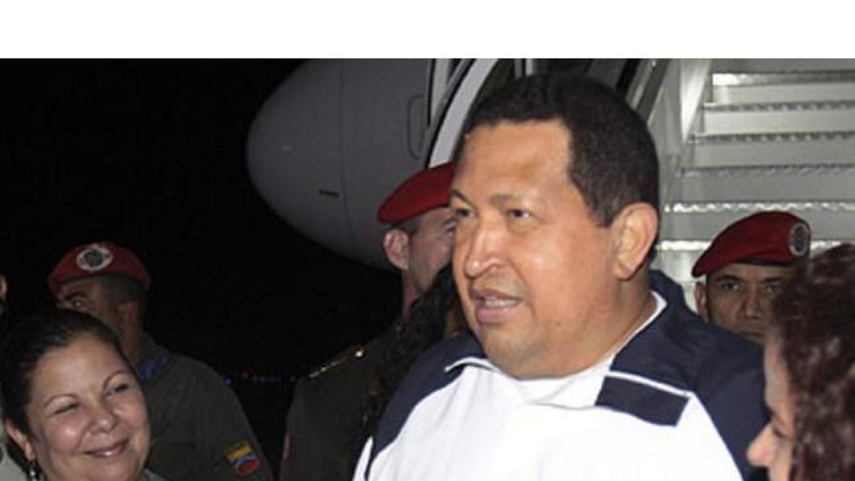 El expresidente de Venezuela, Hugo Chavez, en su llegada de Cuba al aeropuerto Simon Bolivar, en Caracas.-REUTERS
