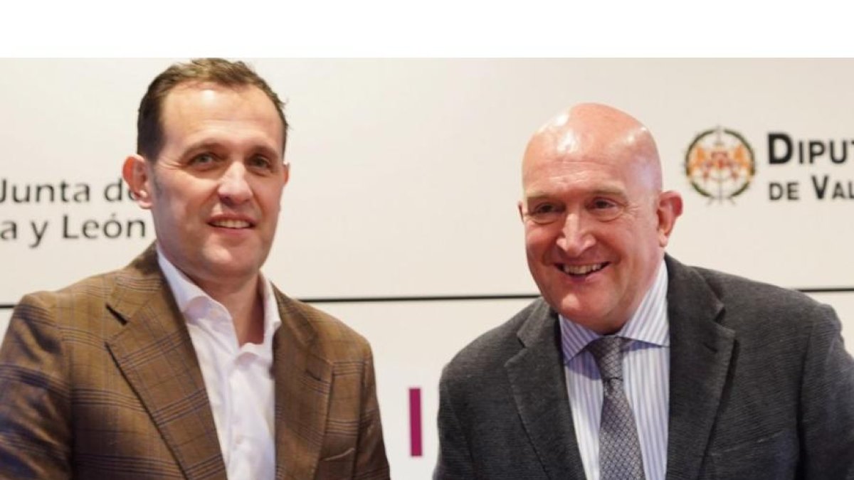 Conrado Íscar y Jesús Julio Carnero, en una imagen de archivo durante la firma de un convenio entre la Diputación de Valladolid y la Consejería de la Presidencia.-ICAL