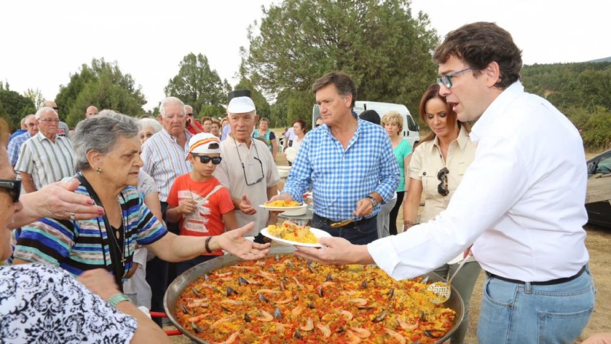 El secretario autonómico del PP, Alfonso Fernández Mañueco, asiste a la apertura del curso político del Partido Popular de Segovia, junto al presidente provincial del PP, Francisco Vázquez, y la presidenta de las Cortes de Castilla y León, Silvia Clemente-ICAL