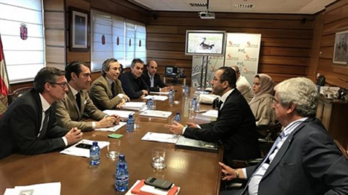 Suárez-Quiñones, recibe a representantes del Fondo Internacional para la conservación de la Hubara.-EUROPA PRESS