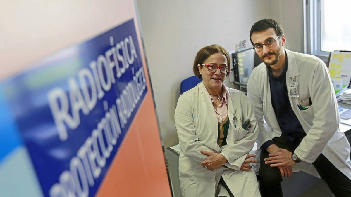 Los radiofísicos Raquel Barquero y Hugo Pérez en el Hospital Clínico de Valladolid-J.M.Lostau