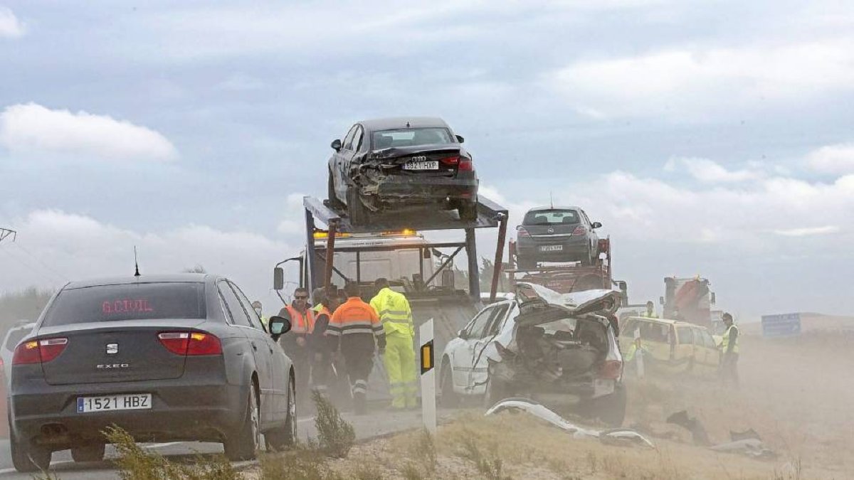 El dispositivo de emergencia actúa en el tramo de la A-6 donde chocaron 30 vehículos el domingo y 6 el lunes.-Miguel Ángel Santos