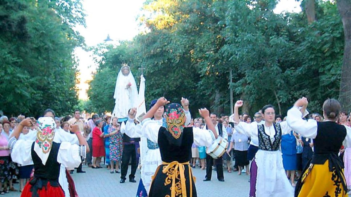Tradicional ‘romería’ a la Virgen de LasNieves con baile de jotas en uno de los parques de Medina de Rioseco.-EL MUNDO