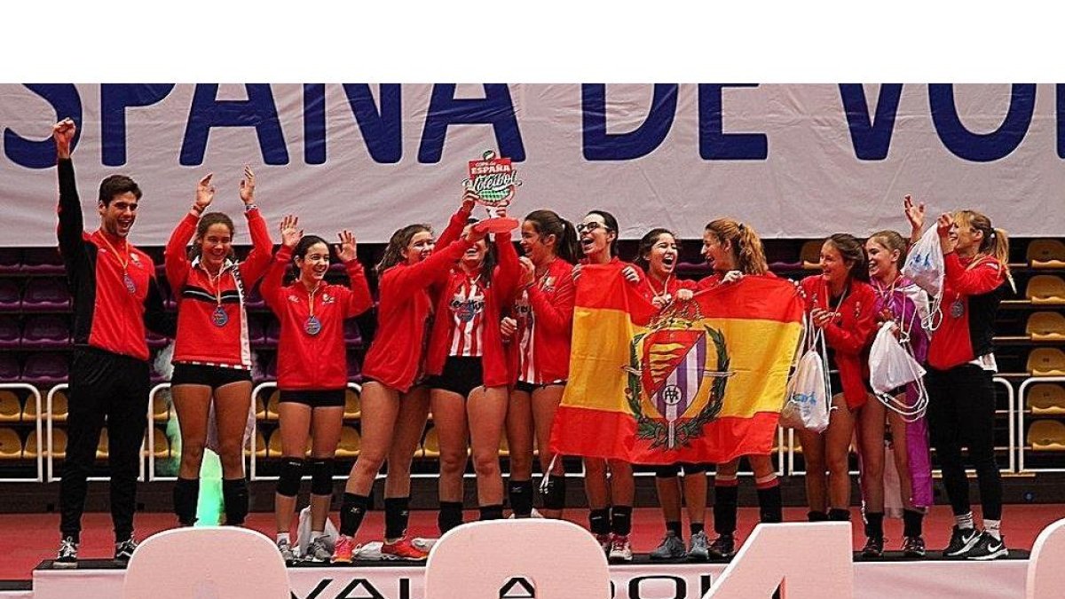 La plantilla y el técnico del San José posan en el podio tras ganar la Copa de España.-E. M