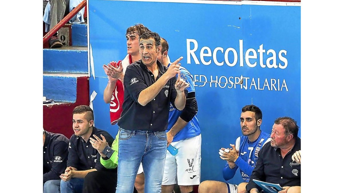 David Pisonero, durante el partido contra Ademar León.-MIGUEL ÁNGEL SANTOS