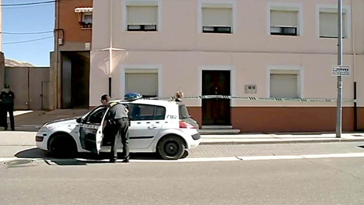 La Guardia Civil, en el domicilio donde apareció maniatado y muerto el anciano.-