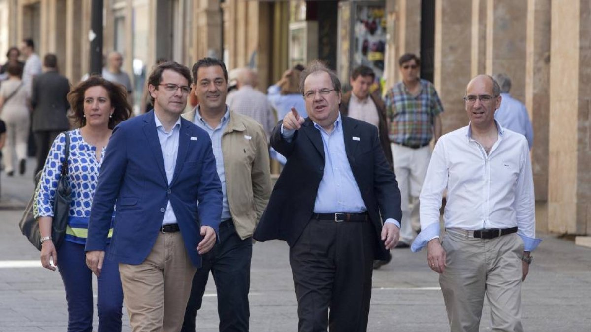 El candidato del PP a la Presidencia de la Junta, visita Salamanca. En la imagen, Juan Vicente Herrera junto a (de I a D ) Josefa García Cirac, cabeza de lista a las Cortes; Alfonso Fernández Mañueco, candidato a la alcaldía de Salamanca; y Javier Iglesia-Ical
