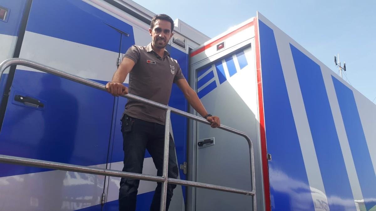 Alberto Contador, en el autobús de Eurosport, en la zona de meta de La Covatilla, el pasado domingo, en la Vuelta.-SERGI LÓPEZ-EGEA