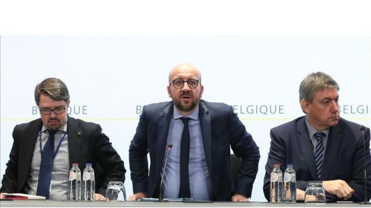 El primer ministro belga, Charles Michel, en el centro, en su comparecencia tras los atentados en Bruselas.-AFP