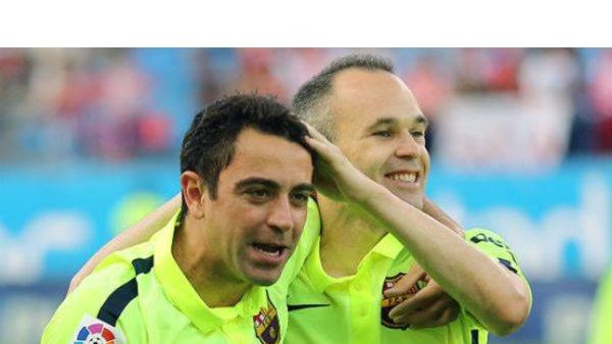 Xavi e Iniesta, emocionados, al lograr el título de Liga en el Calderón.-Foto: AFP / CÉSAR MANSO