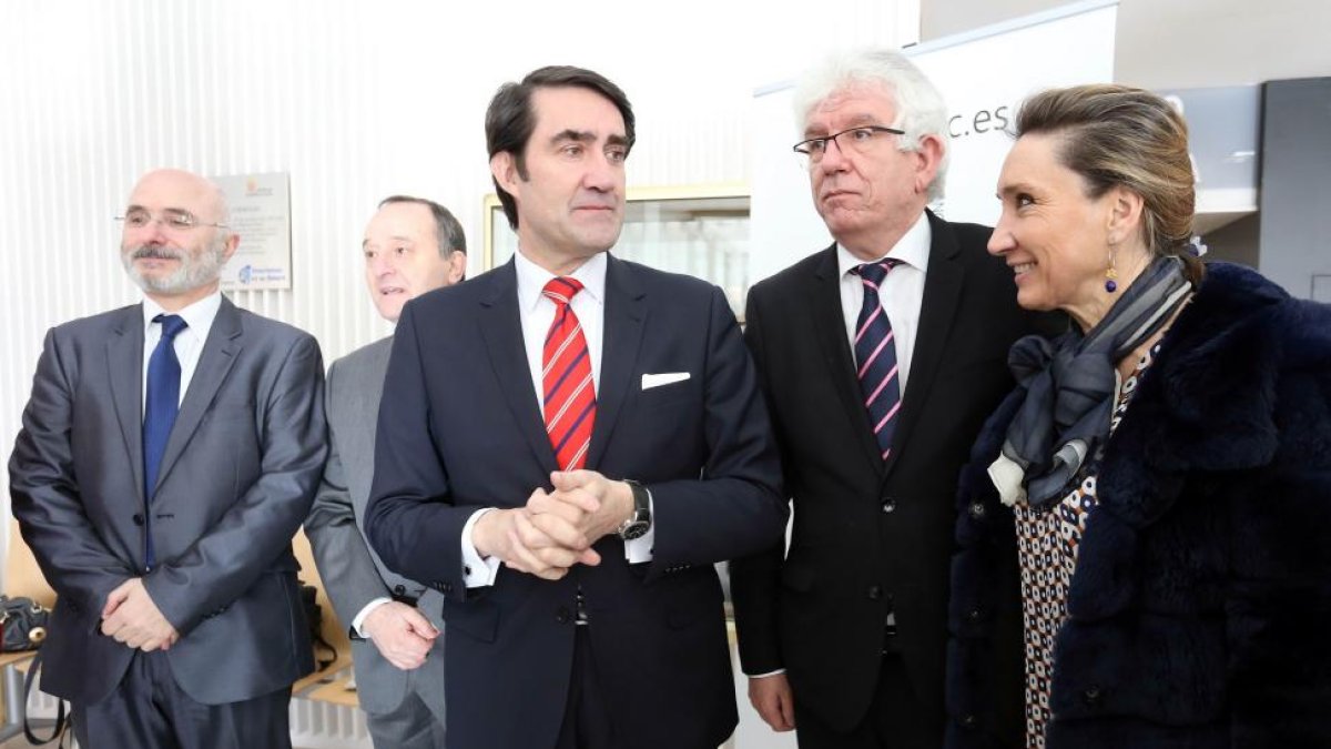 El consejero de Fomento y Medio Ambiente, Juan Carlos Suárez-Quiñones (C), inaugura la jornada sobre la Supercomputación en la I+D+i de las universidades de Castilla y León. Junto a él, de izquierda a derecha, el director general del Centro de Supercomput-ICAL