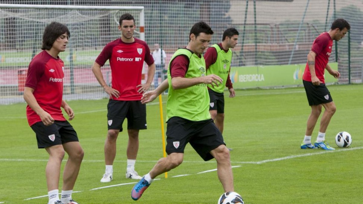 Markel Etxeberria, a la izquierda, observa chutar a Aduriz en un entrenamiento.-IÑAKI ANDRÉS