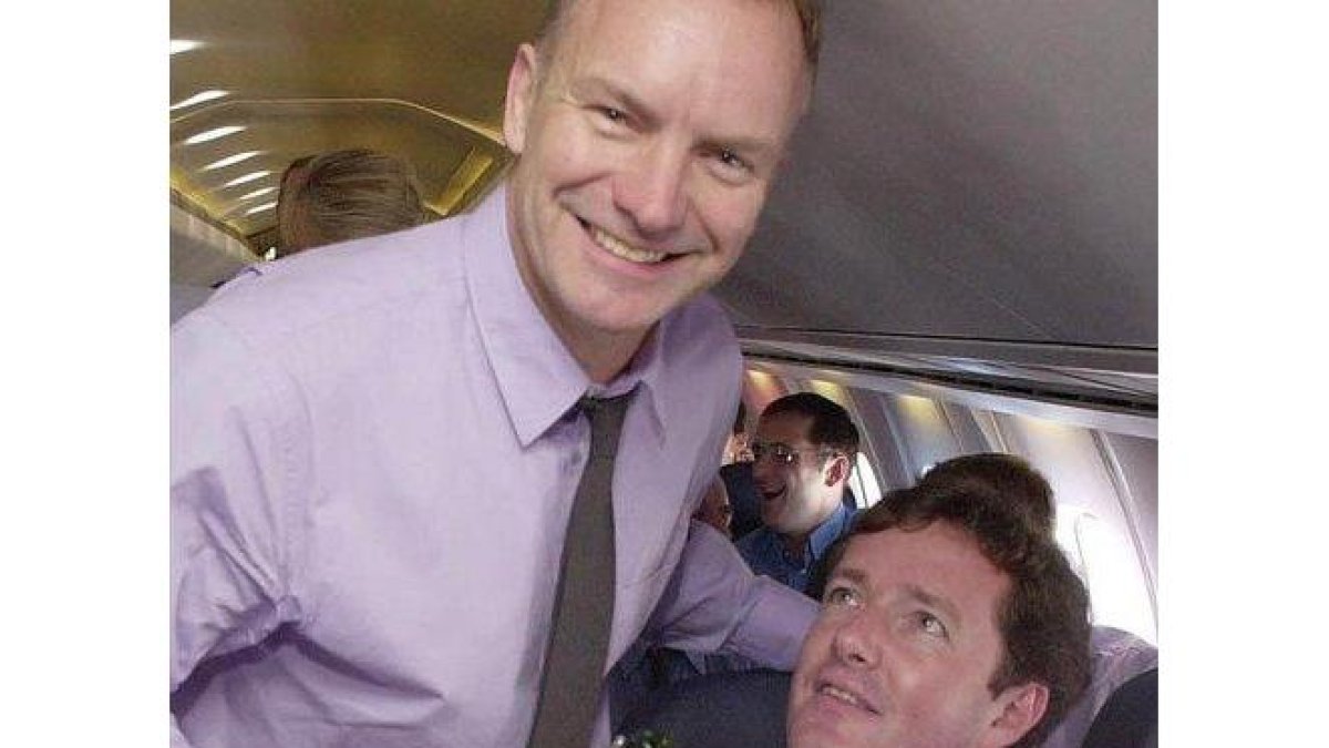 Piers Morgan, junto al cantante Sting, en una imagen del 2001.-