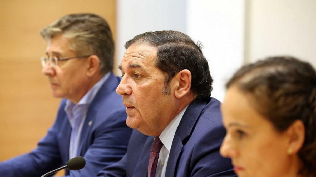 El consejero de Sanidad, Antonio María Saéz, informa sobre las inversiones en equipamiento sanitario en Castilla y León junto al gerente, Rafael López, y la directora general de Infraestructuras, Susana García.-ICAL