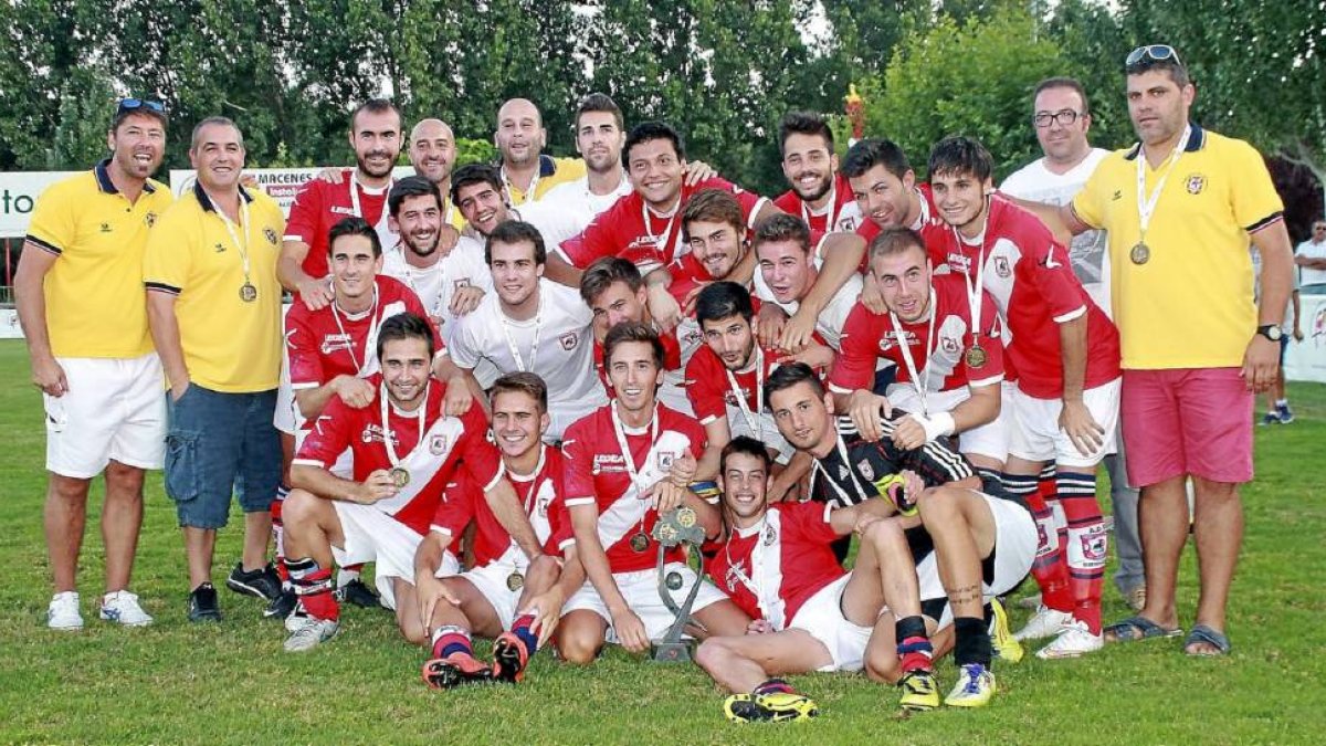 Jugadores y técnicos del Villa de Simancas posan con las medallas y el trofeo de campeones.-Reyes Moyano