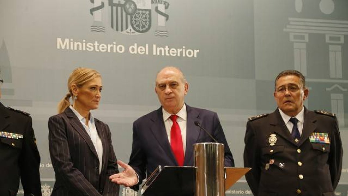 Comparecencia del ministro del Interior, Jorge Fernández Díaz, junto a la Delegada del Gobierno de Madrid, Cristina Cifuentes.-Foto: AGUSTÍN CATALÁN