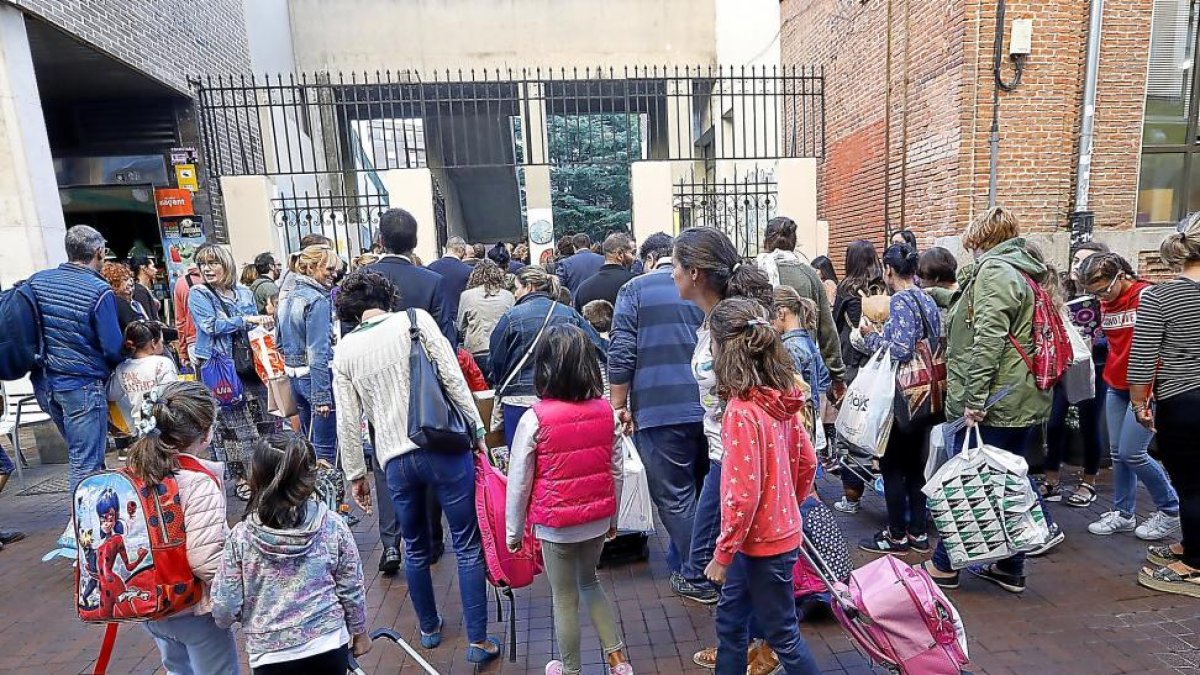 Padres y alumnos antes de entrar al colegio García Quintana de Valladolid.-J.M. LOSTAU