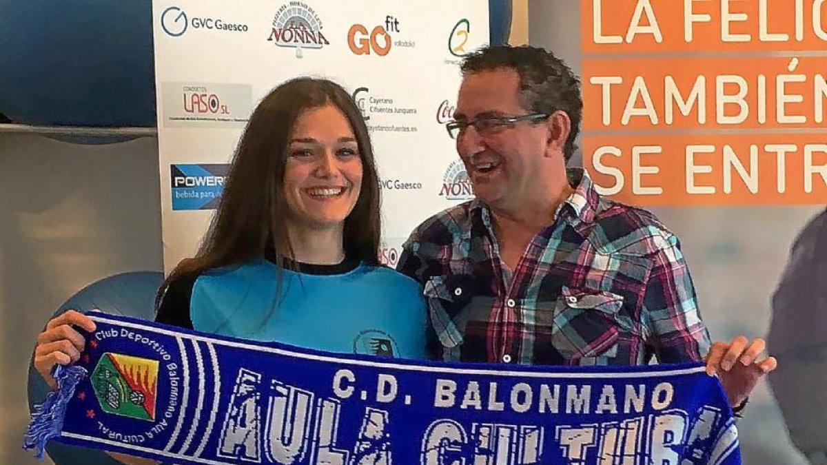 Elena Cuadrado y Míguel Ángel Peñas, con la bufanda del Aula-EL MUNDO
