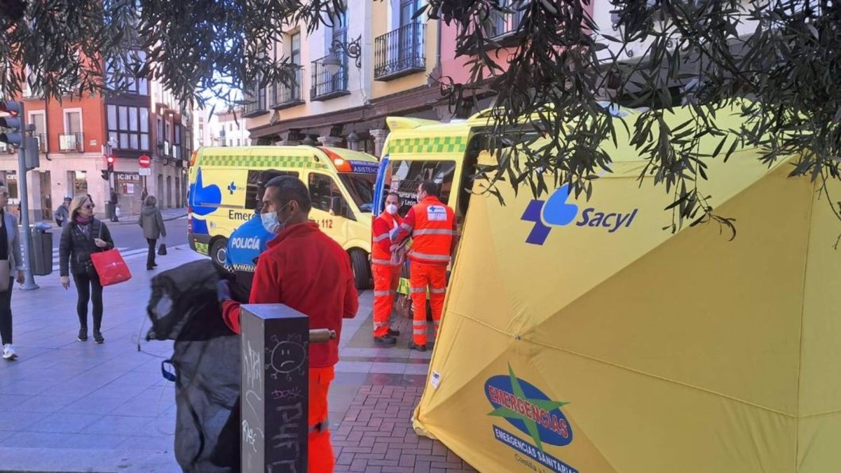 Efectivos de emergencias atienden a heridos en el accidente entre un turismo y un autobús de Auvasa.- POLICÍA MUNICIPAL