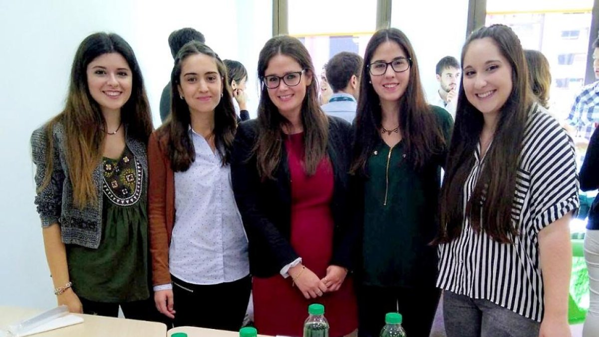 María José Zapico, Raquel Robles, Eva Rodríguez, Patricia López y Elena Monje muestran la bebida que han diseñado.-EL MUNDO