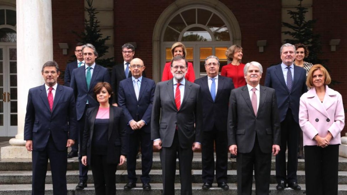 Foto del Consejo de Ministros con el nuevo titular de Economía, Román Escolano , el último de la izquierda en la tercera fila.-/ JUAN MANUEL PRATS