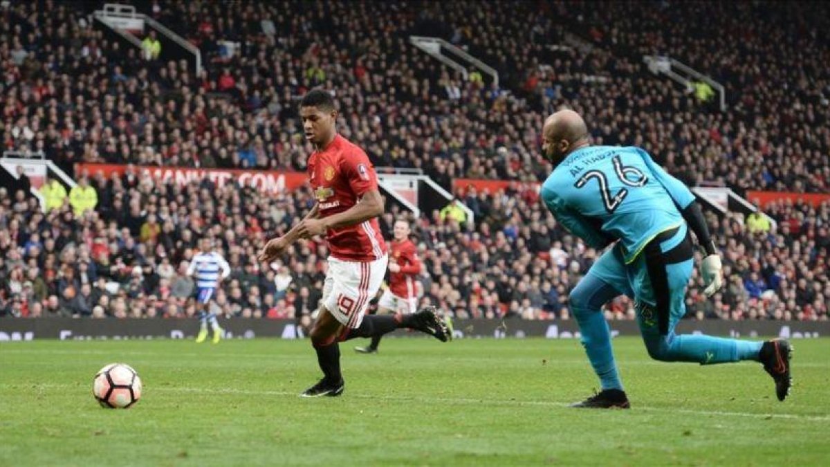 Rashford marca para el Manchester United tras un clamoroso error del portero del Reading.-AFP / OLI SCARFF