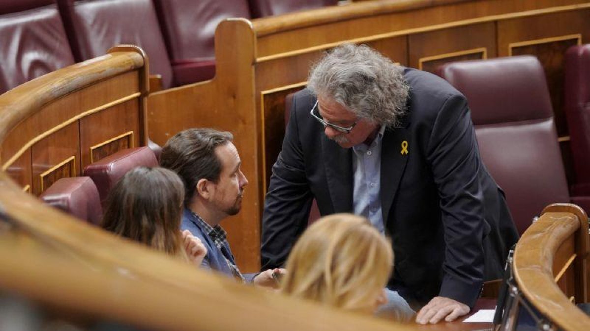 Pablo Iglesias y Joan Tardà durante la sesión parlamentaria.-JOSE LUIS ROCA
