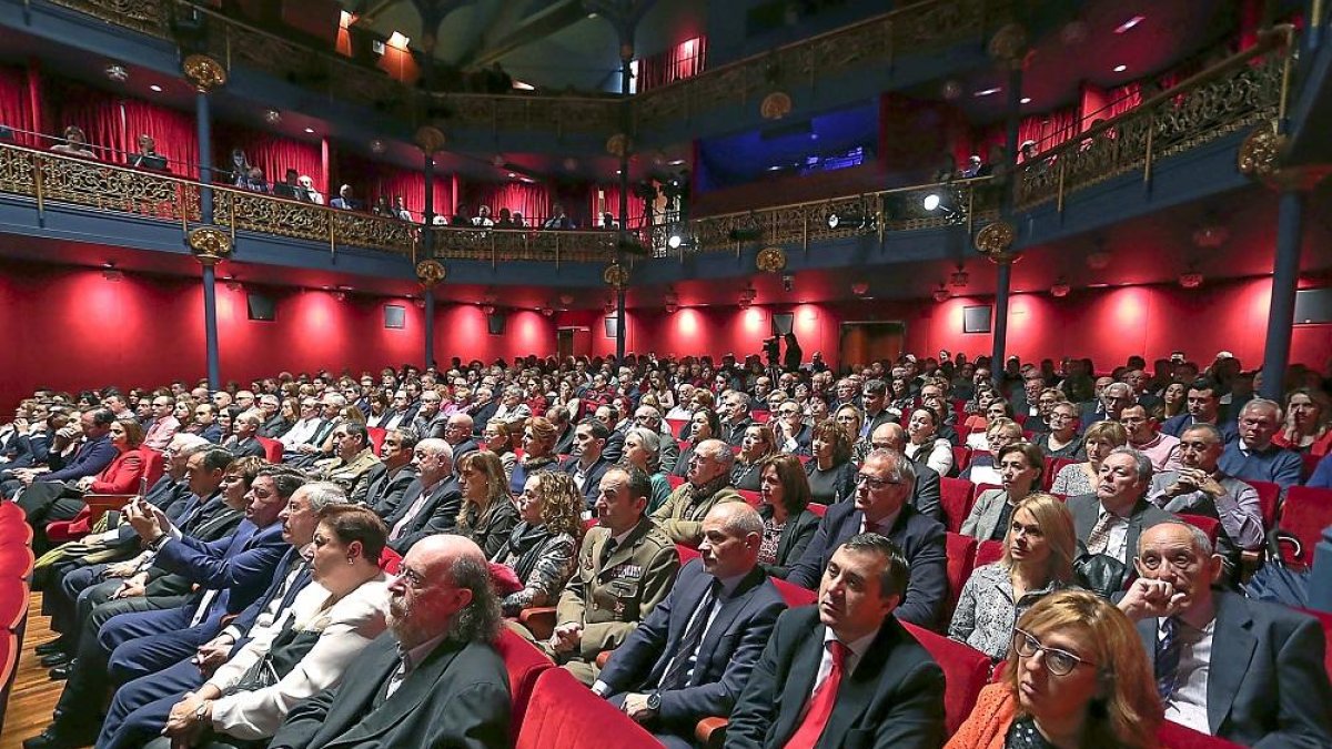 Destacados miembros de la vida política y social de Valladolid ayer, en el Teatro Zorrilla, durante la gala del Día de la Provincia organizada por la Diputación.-ICAL