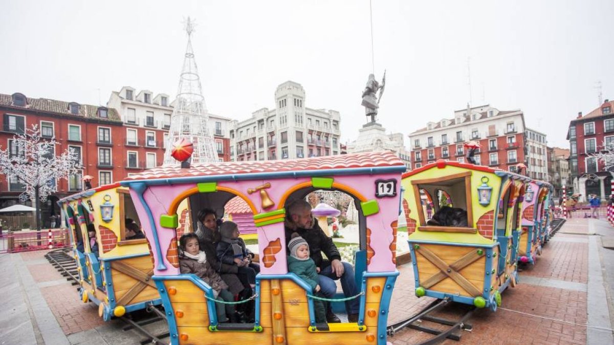 El tren navideño instalado en la Plaza Mayor-P. REQUEJO
