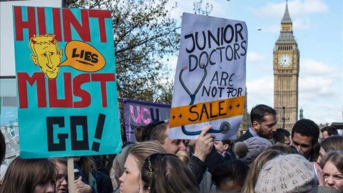 Protesta de médicos en Londres.-GETTY IMAGES / CHRIS RATCLIFFE