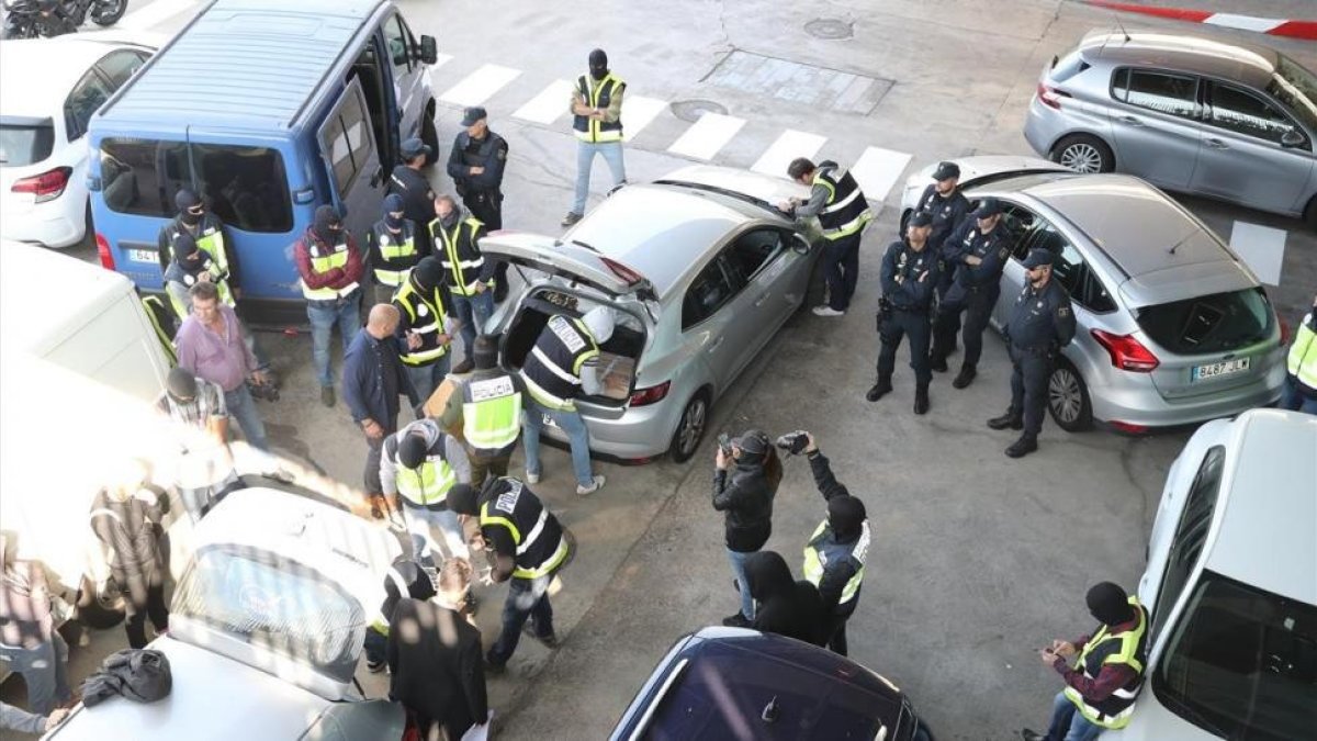 La Policía Nacional impide a los Mossos quemar documentos en la incineradora de Sant Adrià, el 26 de octubre pasado.-/ RICARD FADRIQUE