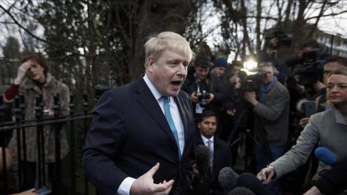 Boris Johnson hace declaraciones frente a su residencia.-REUTERS / PETER NICHOLLS