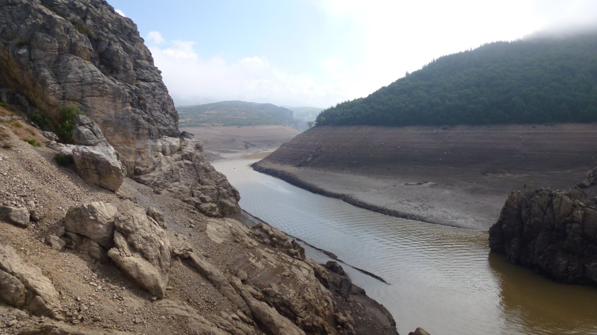 Embalse palentino de la Requejada acusando el fuerte estiaje.- L. FUENTE