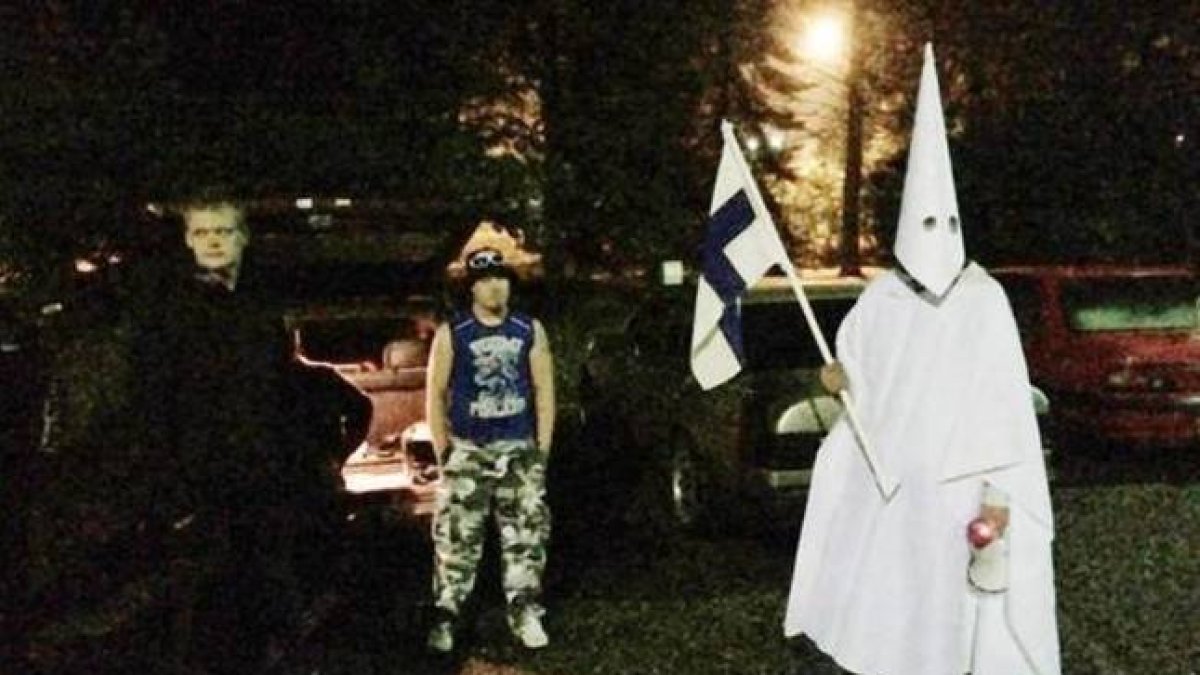 El manifestante vestido con ropas del Ku Klux Klan en la protesta contra los refugiados en Finlandia.-YLE
