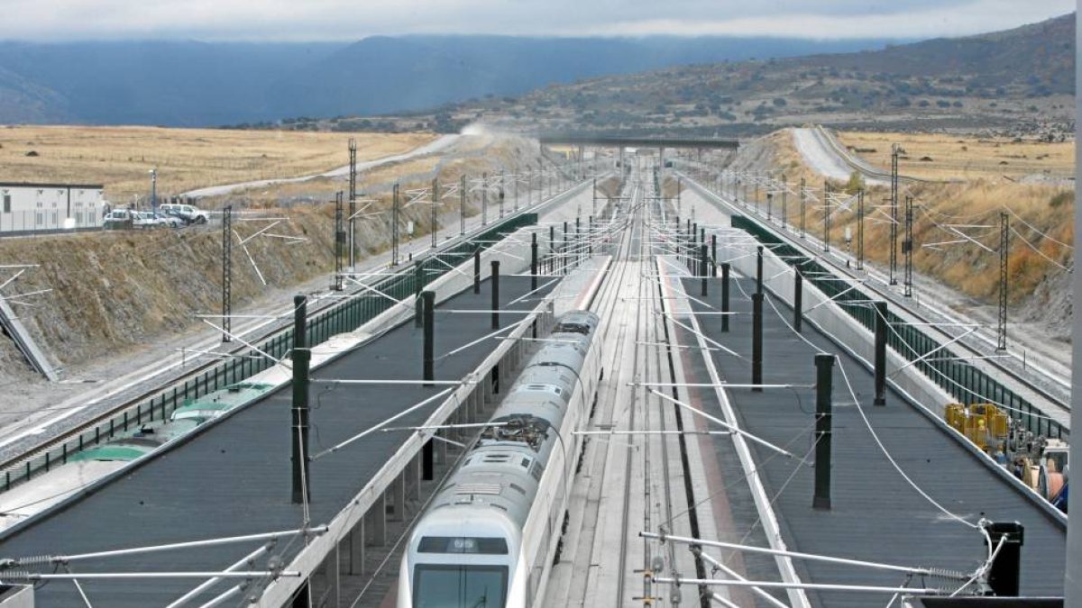 Línea de Alta Velocidad (LAV) entre Madrid y Valladolid a su paso por la estación de Guiomar (Segovia)-DV