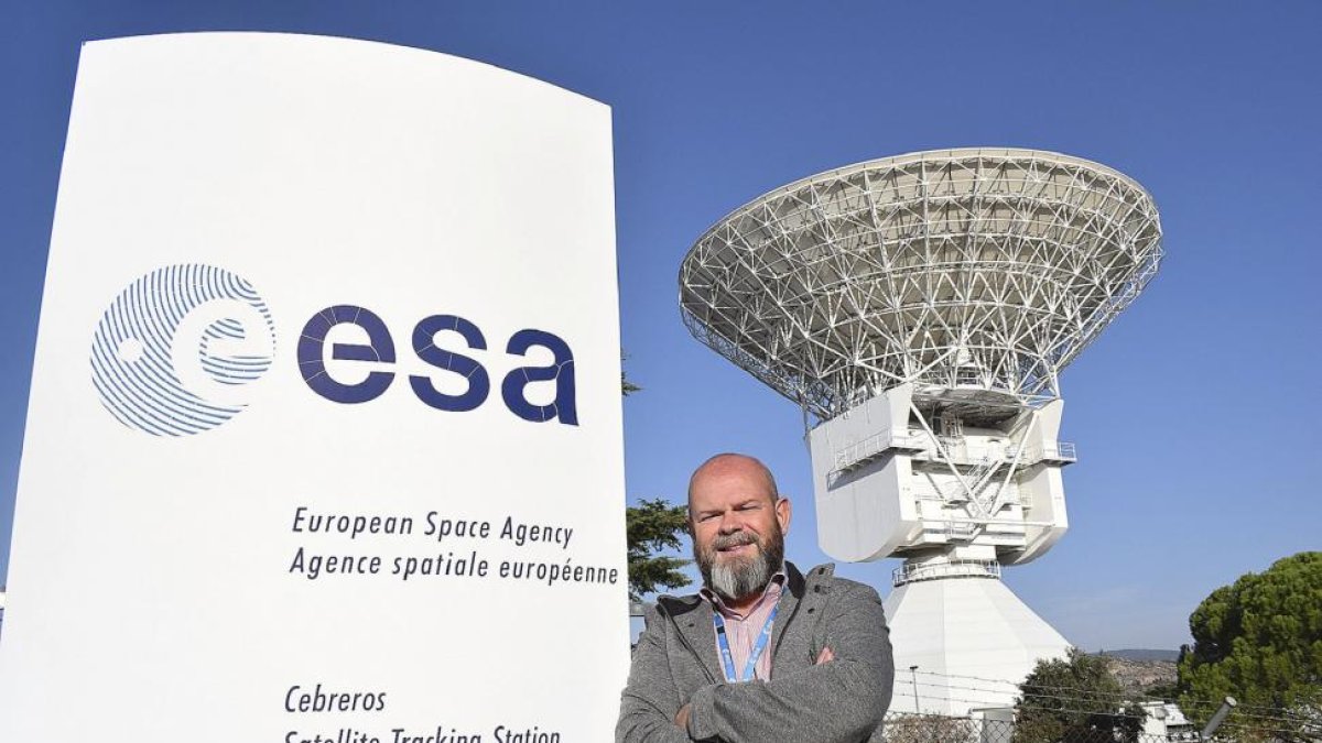 Lionel Hernández, director de la Estación de Seguimiento de Satélites de Espacio Profundo, situada en el término de Cebreros (Ávila), ante la enorme parábola de 35 metros de diámetro.-ARGICOMUNICACIÓN