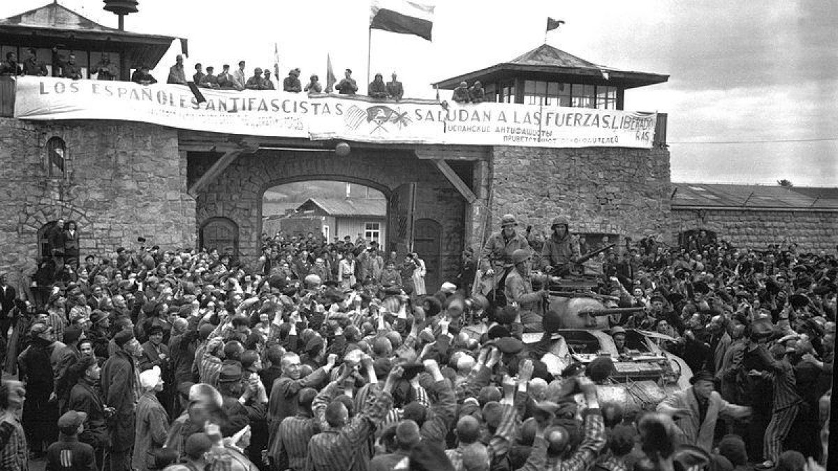 Prisioneros españoles tras la liberación de Mauthausen.-EJÉRCITO DE EE. UU.