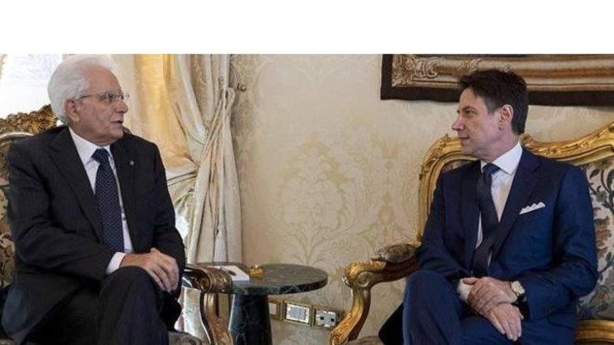 El primer ministro de Italia, Giuseppe Conte, (derecha) y el presidente, Sergio Mattarella.-PAOLO GIANDOTTI (EFE)