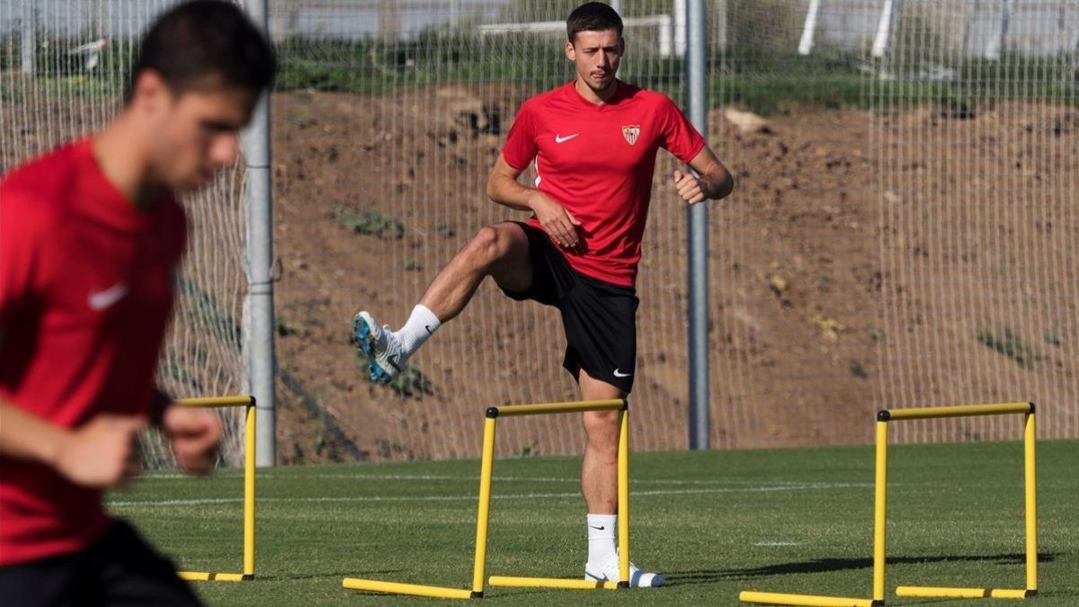 Lenglet, en un entrenamiento del Sevilla en Benidorm. /-EFE / PEPO HERRERA