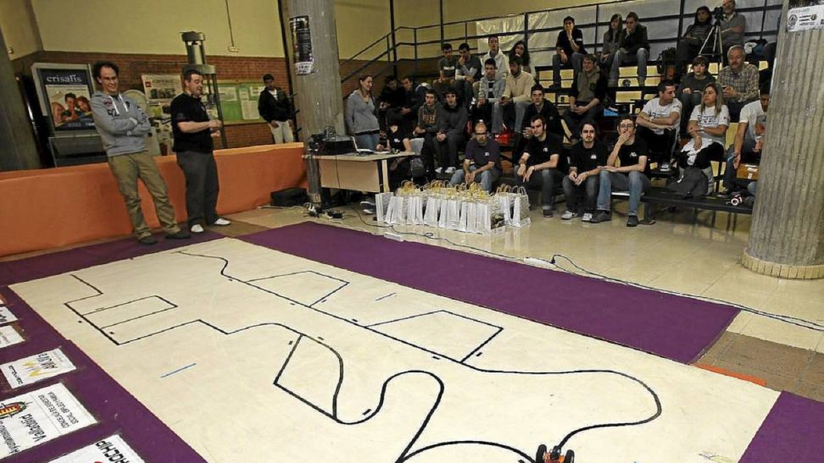 Participantes de una edición anterior del torneo de robótica-Montse Álvarez