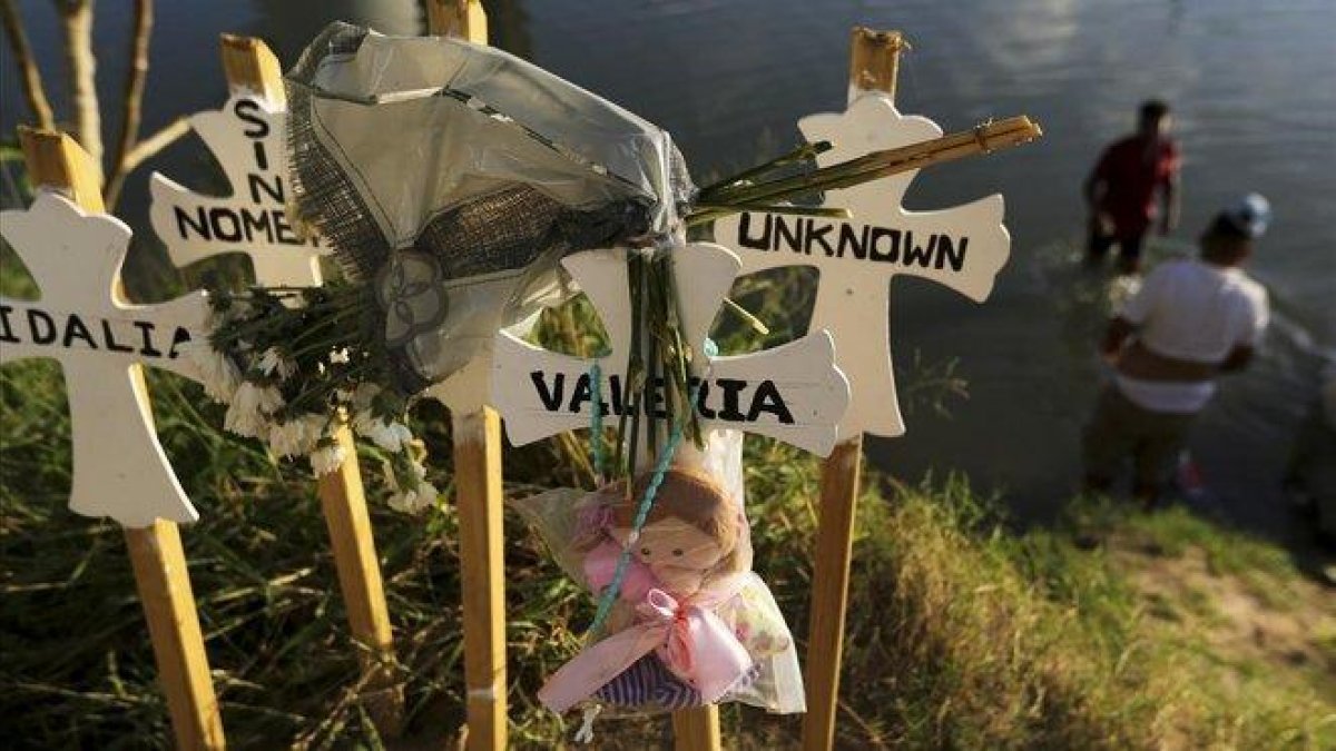 Unas cruces en la orilla del Río Grande a su paso por la ciudad mexicana de Matamoros recuerdas a las personas muertas en su intento por llegar a Estados Unidos.-AP / FERNANDO LLANO