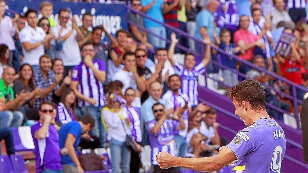 Jaime Mata festeja junto a la hinchada el gol marcado al Córdoba el pasado sábado.-J.M. LOSTAU